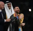 ¿Que-significa-la-tunica-que-le-pusieron-a-Messi-en-la-final-de-Qatar-2022.jpg