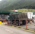 Cierre-de-via-Panamericana-tractocamiones-empezaron-a-ser-evacuados-por-Ecuador.jpg