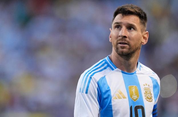 Lionel Messi pensativo con la selección de Argentina