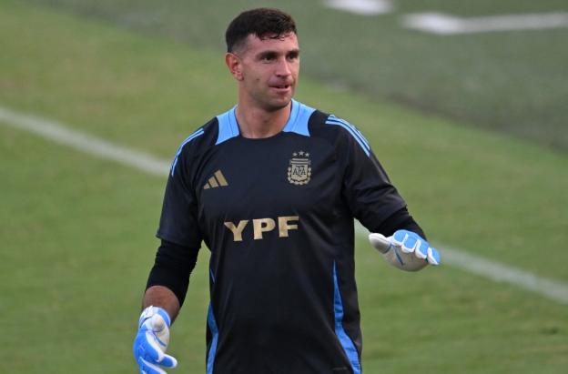 Agremiación de periodistas piden ejemplar sanción contra Emiliano 'Dibu' Martínez. / Foto: AFP.