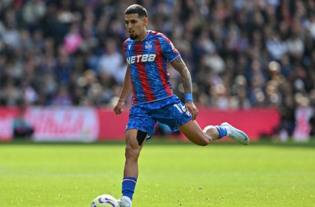 Daniel Muñoz lesionado en el Crystal Palace. / Foto: AFP.
