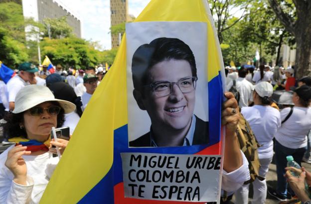Foto de Miguel Uribe en una marcha.
