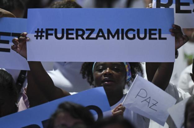 Persona con cartel en apoyo a Miguel Uribe.