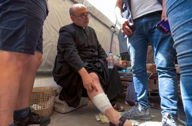 Párroco argentino resulta herido en bombardeo a la única iglesia católica de Gaza