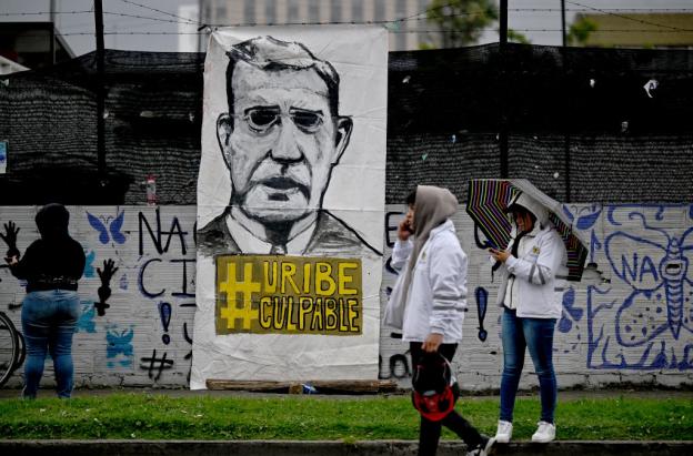 Muro con la imagen de Álvaro Uribe.