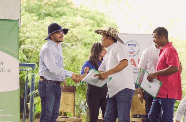 Avanza en la Reforma Agraria con entrega de tierras a comunidades desplazadas