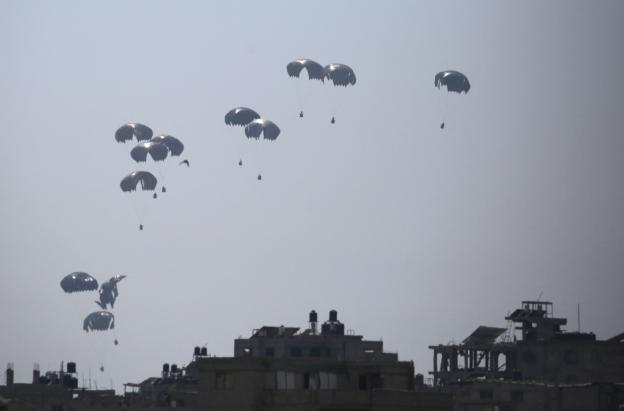 Lanzamiento de ayuda humanitaria a Palestina. / Foto: AFP.