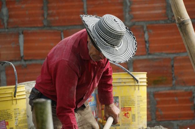 Economía colombiana muestra signos positivos pese a desafíos fiscales