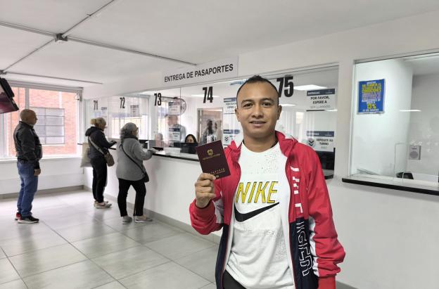 Persona con pasaporte en su mano.