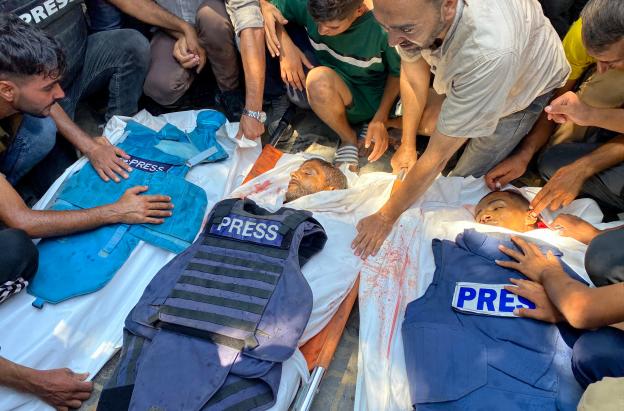 La gente llora los cuerpos de los periodistas palestinos Moaz Abu Taha (izq.), el fotoperiodista Hussam al-Masri, contratista de Reuters, (centro), y el fotoperiodista de Al-Jazeera Mohamed Salama, (der.), que murieron en un ataque israelí contra el hospital Nasser en Khan Yunis, en el sur de la Franja de Gaza.