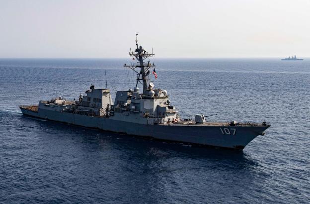 Esta fotografía facilitada por el Servicio de Distribución de Información Visual de Defensa de EE. UU. (DVIDS) muestra al destructor lanzamisiles clase Arleigh Burke USS Gravely (DDG 107) de la Armada de EE. UU.