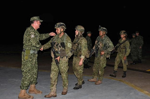 comandante de las Fuerzas Armadas de Colombia, almirante Francisco Cubides, estrecha la mano a soldados del ejército tras su liberación en San José del Guaviare.