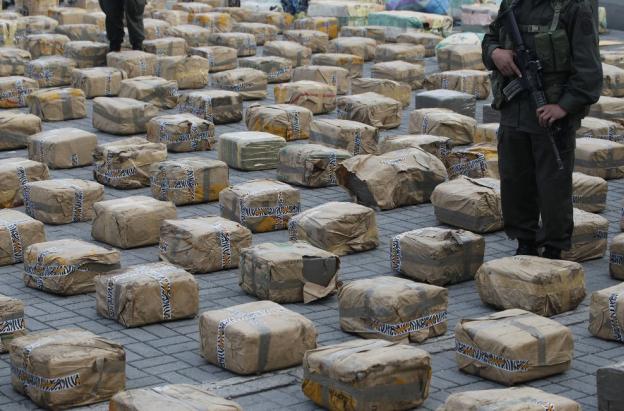 Policía custodia cargamento de marihuana decomisado.