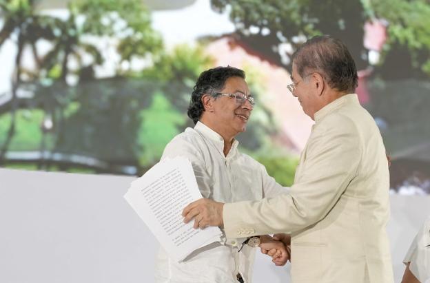 Presidente Petro con el presidente de la Corte Suprema de Justicia.