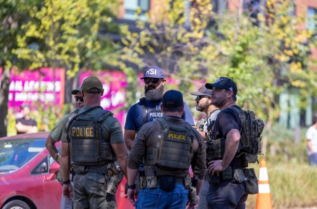 La policía metropolitana de Washington D. C., agentes del ICE y del HSI establecen un control de carretera y comprueban si los conductores han cometido infracciones en Georgia Avenue.