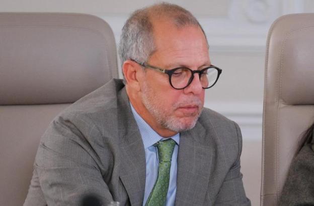 Procuraduría suspende provisionalmente al jefe de despacho presidencial por caso de pasaportes