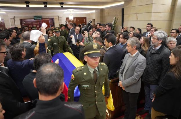 Esposa de Miguel Uribe pide justicia en emotiva despedida en el Congreso de la República
