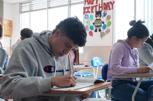 Estudiantes presentando la prueba del ICFES.