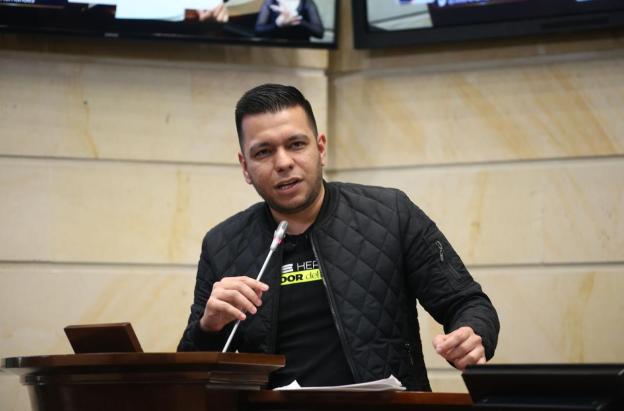 Jota Pe Hernandez fue denunciado por Maria José Pizarro por acoso y hostigamiento. El CRIC rechazó los señalamientos de Jota Pe, recordaron las víctimas de la masacre de Caloto.