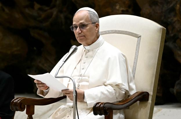 El papa León XIV pronuncia su discurso durante la audiencia general en la Sala Pablo VI del Vaticano.
