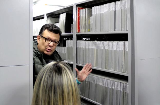 Gerente Hollman Morris con el archivo de la HJCK.