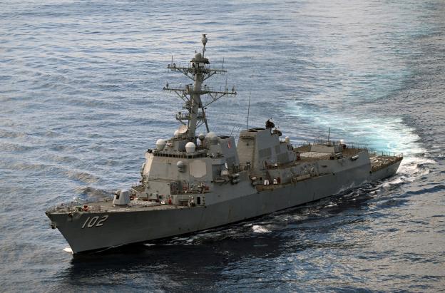 El destructor lanzamisiles USS Sampson navega cerca de la costa colombiana en el océano Pacífico.