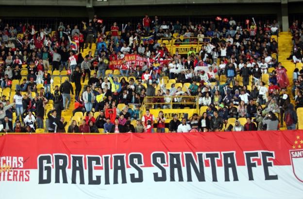 Santa Fe jugará sin público por insultos racistas de su hinchada