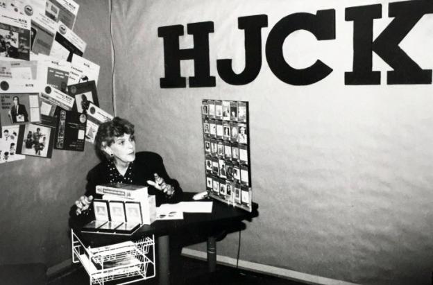 Gloria Valencia de Castaño en instalaciones de la HJCK.