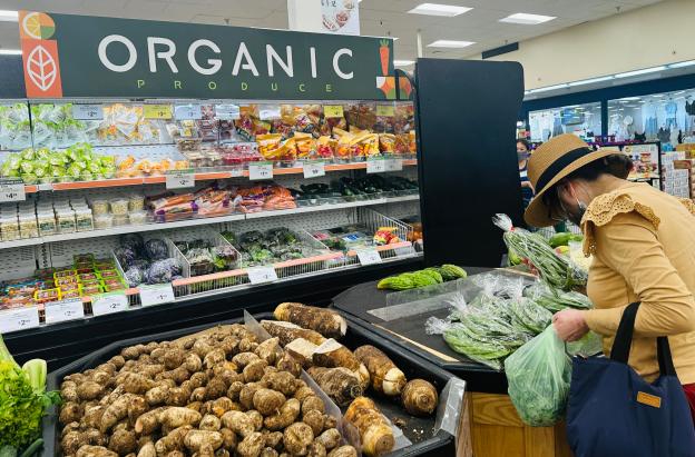 Una mujer compra productos frescos en un supermercado de Alhambra, California, en septiembre.