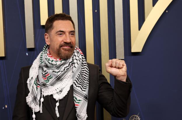 El actor español Javier Bardem llega a la 77.ª edición de los Premios Primetime Emmy en el Peacock Theatre de LA Live, en Los Ángeles.