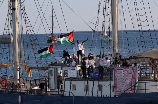 El primer barco «Sirius» de una flotilla civil, que transporta activistas pro palestinos y ayuda humanitaria y cuyo objetivo es romper el bloqueo israelí de la Franja de Gaza, zarpa del puerto de Barcelona.