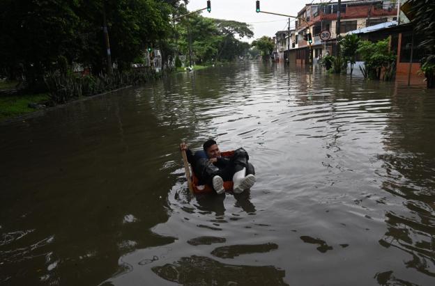 Persona en medio de inundación.