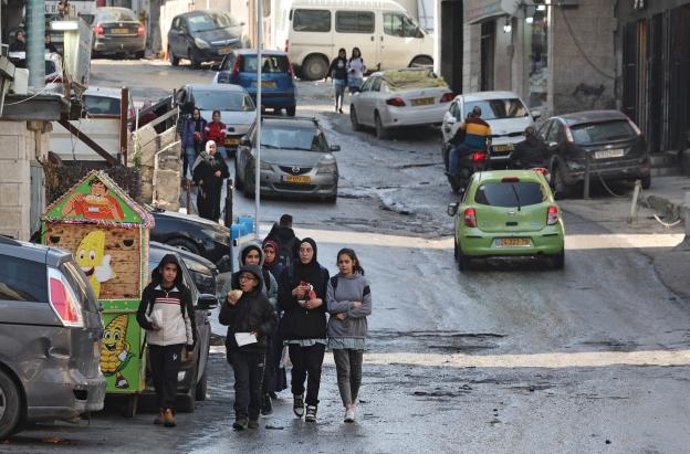 Estudiantes palestinos caminan por una calle del campo de refugiados de Shuafat, en Jerusalén Este. 
