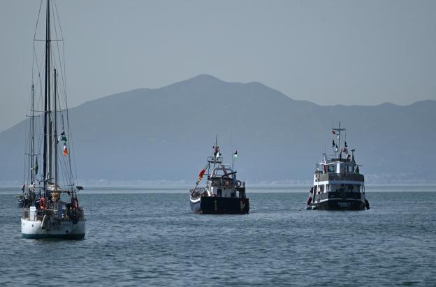 Un barco (R), conocido como «La Familia» y que forma parte de la Flotilla Global Sumud, está anclado frente a la costa del pueblo de Sidi Bou Said. 