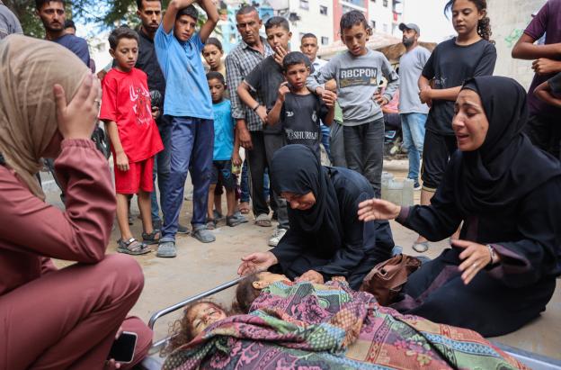 Los familiares lloran junto a los cadáveres de Layan, de 2 años, e Iman Salem, de 5, que murieron en los ataques israelíes contra su tienda de campaña en el barrio de Al-Nasr, en el hospital Al-Shifa de la ciudad de Gaza.