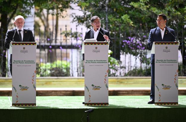 El presidente de Brasil, Luiz Inácio Lula da Silva, el presidente de Colombia, Gustavo Petro, y el presidente de Bolivia, Luis Arce Catacora, emiten una declaración conjunta durante la Cumbre de la Organización del Tratado de Cooperación Amazónica (OTCA) en Bogotá.
