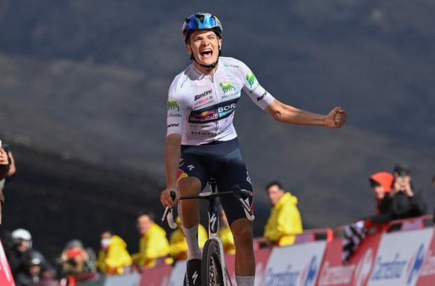 Giulio Pellizzari triunfó en la penúltima llega en alto de La Vuelta 2025