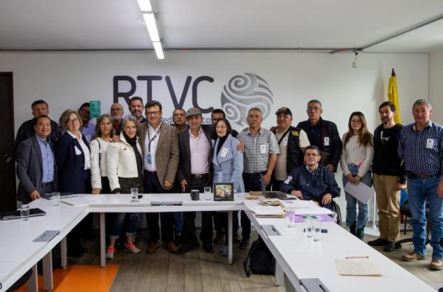 Hollman Morris junto a extrabajadores de Inravisión. / Foto: RTVC.