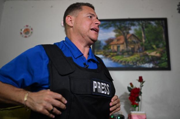 Periodista denuncia aislamiento y tortura psicológica tras ser detenido mientras transmitía protesta contra Trump