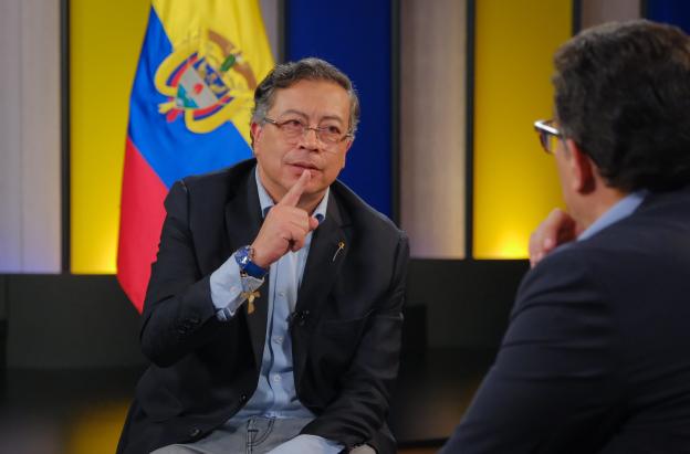 Presidente cuestiona la legalidad de la decisión de la CRC 