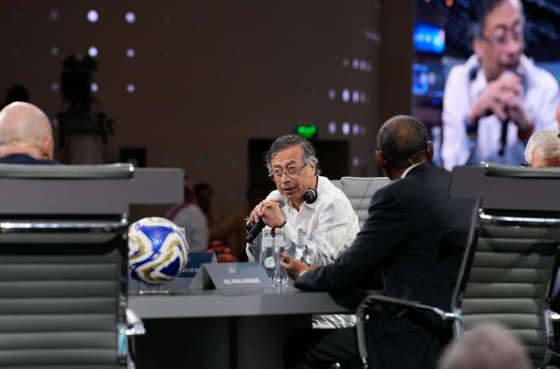 Presidente Petro participa en foro de inversión global en Arabia Saudita y aboga por transición energética