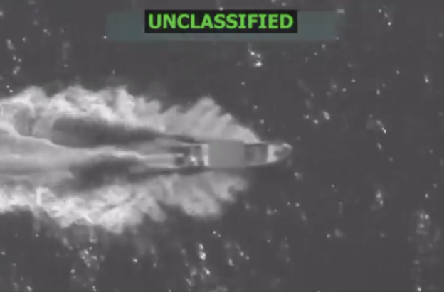 Lancha bombardeada por Estados Unidos en el Pacífico.