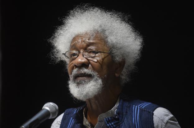 El escritor nigeriano Wole Soyinka habla durante una conferencia para conmemorar el 50 aniversario del fin de la Guerra Civil de Nigeria en Lagos. 