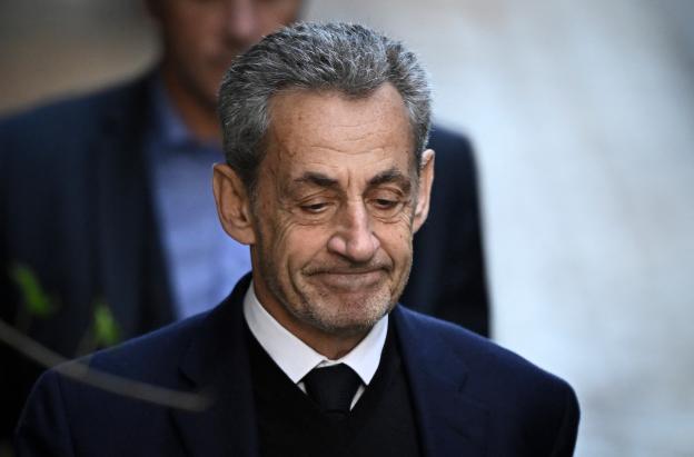 El expresidente francés Nicolas Sarkozy abandona su residencia para presentarse en la prisión de La Santé, donde cumplirá una condena de cinco años tras ser declarado culpable de conspiración criminal por un plan para que el difunto dictador libio Muamar el Gadafi financiara su campaña electoral de 2007, en París.