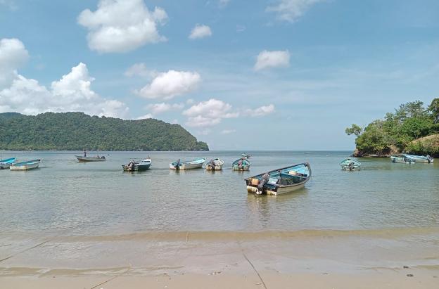 Se ven barcos en la costa de La Cueva Bay, en la costa norte de Trinidad y Tobago.
