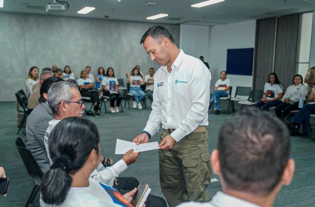 Con profundo respeto, el ministro @PedroSanchezCol  entregó cartas de condolencias a 21 familias víctimas de ejecuciones extrajudiciales en Casanare. Cada carta fue más que un gesto protocolario: representó un acto de humanidad, un mensaje de reconocimiento y de verdad frente a un dolor que nunca debió existir.