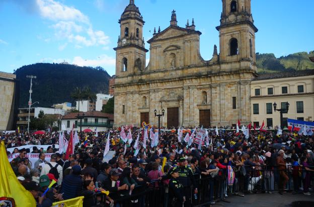 unto a miles de ciudadanos que llenaron la Plaza de Bolívar en Bogotá en una gran concentración en respaldo al presidente Petro