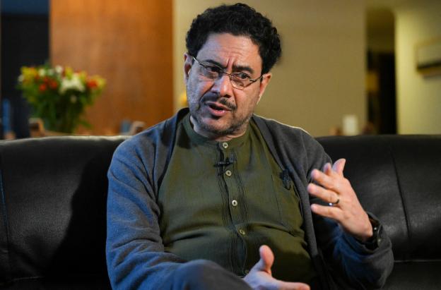 El senador colombiano Iván Cepeda habla durante una entrevista con la AFP en su apartamento de Bogotá.