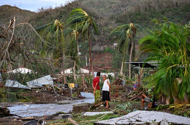 Una familia de la localidad de El Cobre, en la provincia de Santiago de Cuba, permanece en su casa destruida tras el paso del huracán Melissa.