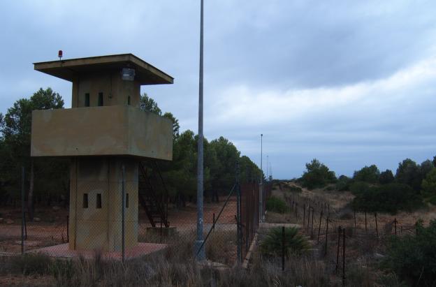 Torre de vigilancia y cercado de separación en la Base Militar extranjera como quiere instalar Daniel Noboa